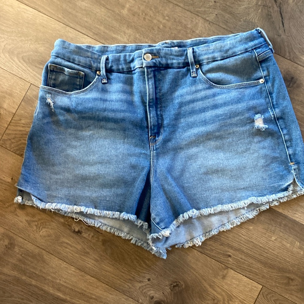 Good American slightly distressed women’s jean shorts Size 18 I65